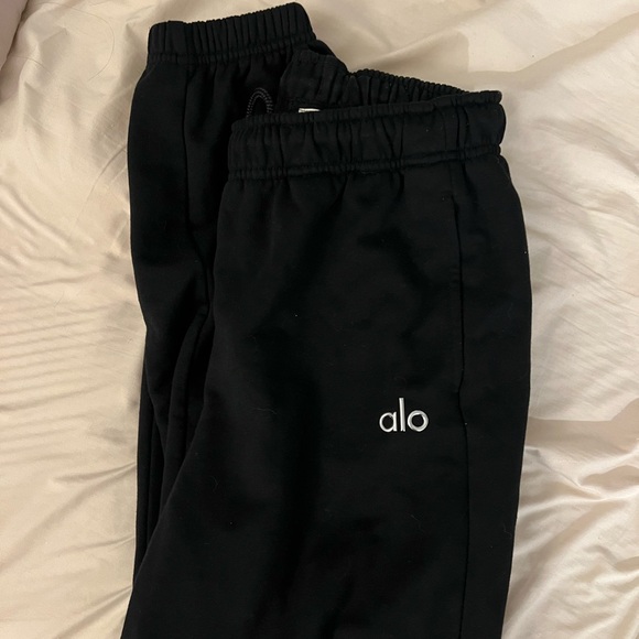 ALO Yoga Pants - ALO Yoga Accolade Classic Black Sweatpants